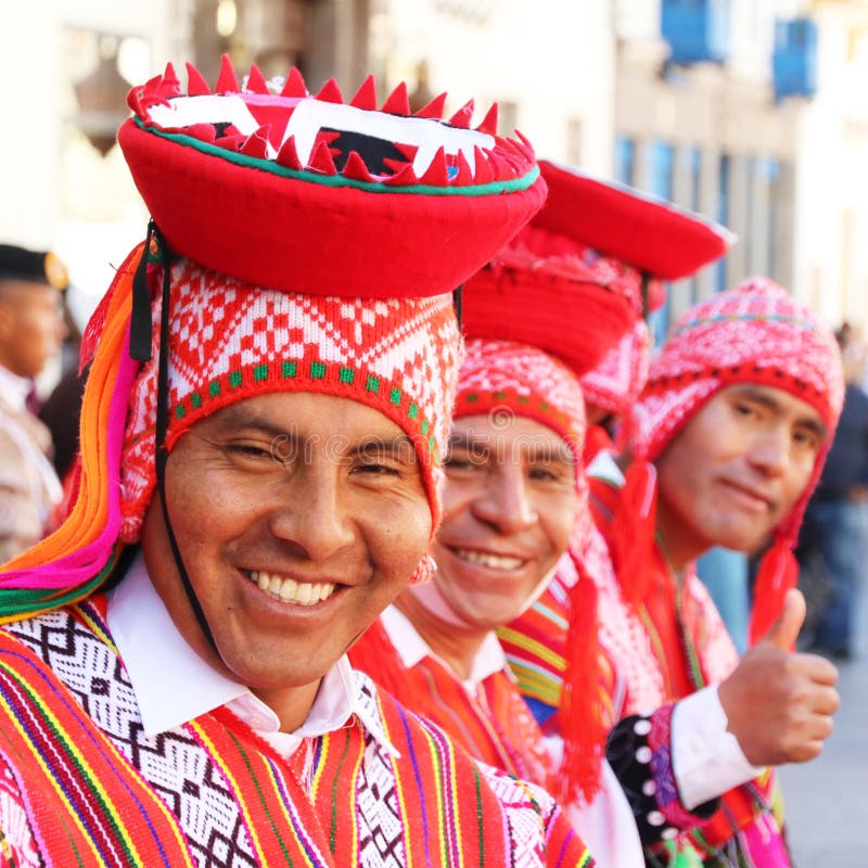 Bailarines peruanos con traje tradicional en la Fiesta del Cusco, 2019 imágenes de archivo libres de regalías