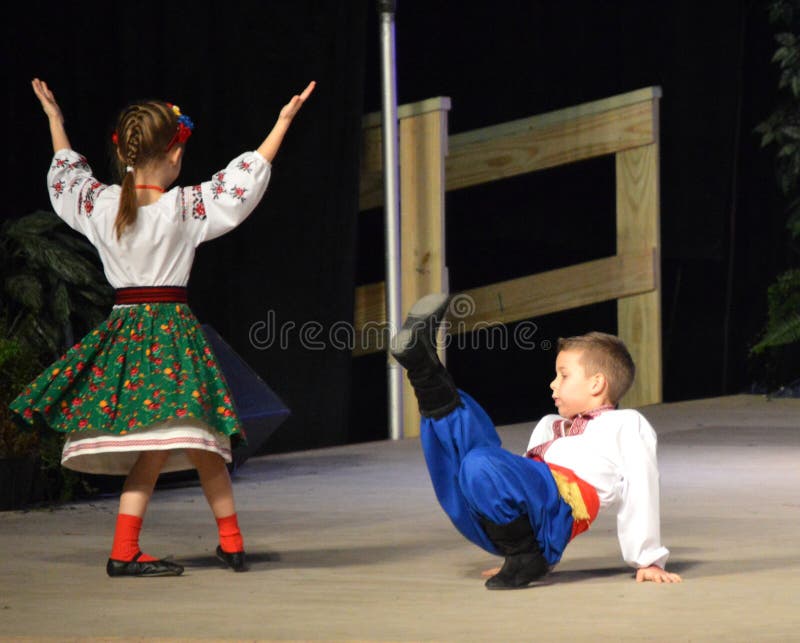Bailarines ucranianos del muchacho/de la muchacha fotografía de archivo libre de regalías Bailarines ucranianos del muchacho/de la muchacha fotografía de archivo libre de regalías