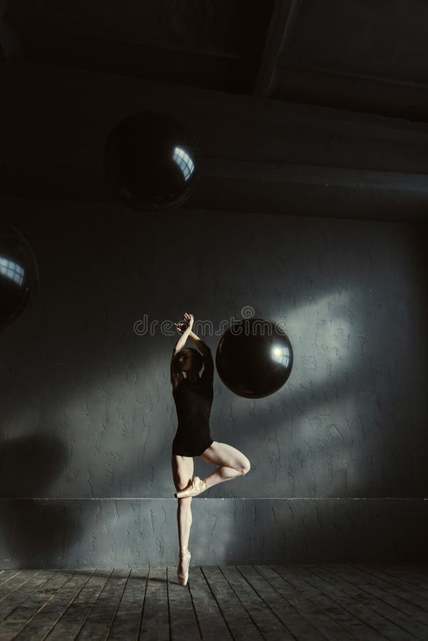 Bailarín de ballet carismático que expresa feminidad en el estudio