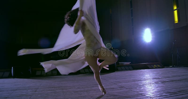 Bailarín de la mujer en la seda aérea blanca, contorsión aérea metrajes