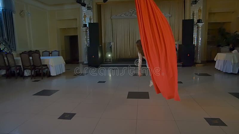 Bailarín de la mujer en la seda aérea roja, contorsión aérea Cámara lenta almacen de video