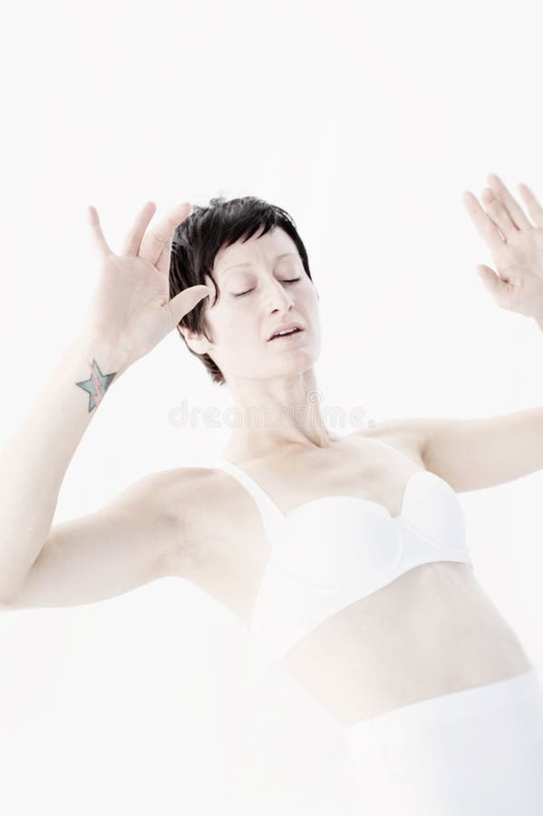 Bailarín de la pasión de la mañana de la mujer de la yoga foto de archivo libre de regalías Bailarín de la pasión de la mañana de la mujer de la yoga foto de archivo libre de regalías