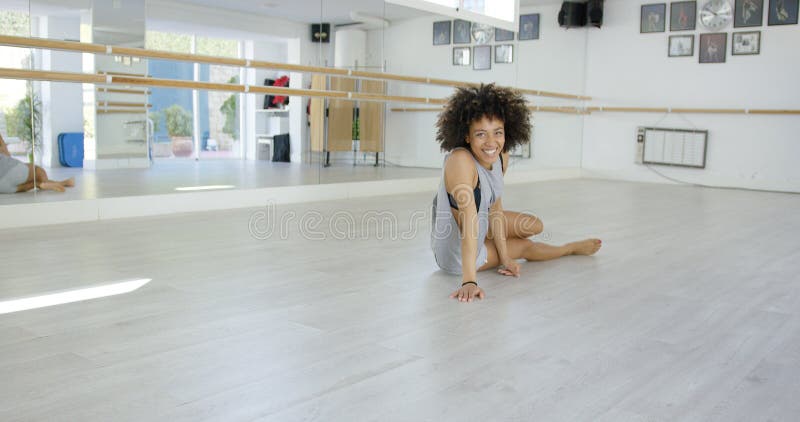 Bailarín de sexo femenino bastante joven en estudio fotografía de archivo libre de regalías Bailarín de sexo femenino bastante joven en estudio fotografía de archivo libre de regalías