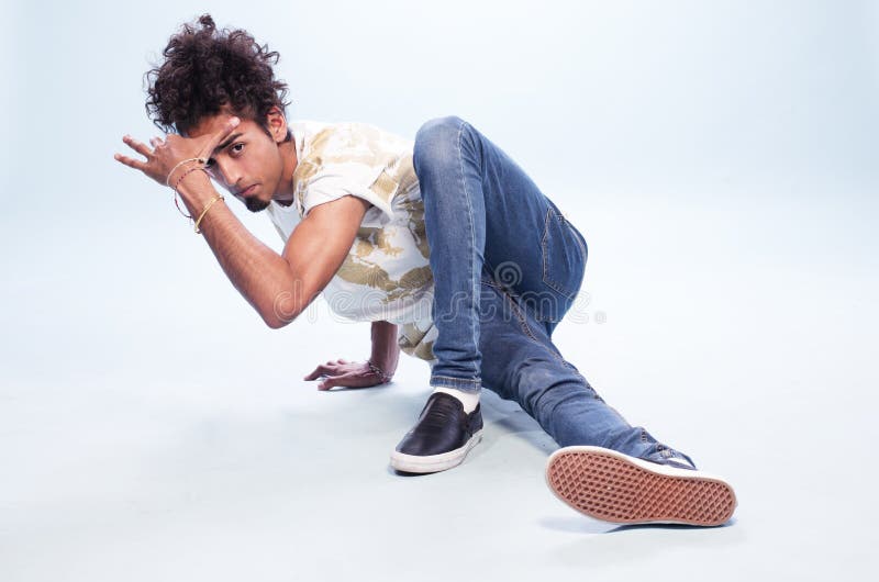 Bailarín de sexo masculino en una actitud de Hip Hop en el piso imágenes de archivo libres de regalías Bailarín de sexo masculino en una actitud de Hip Hop en el piso imágenes de archivo libres de regalías