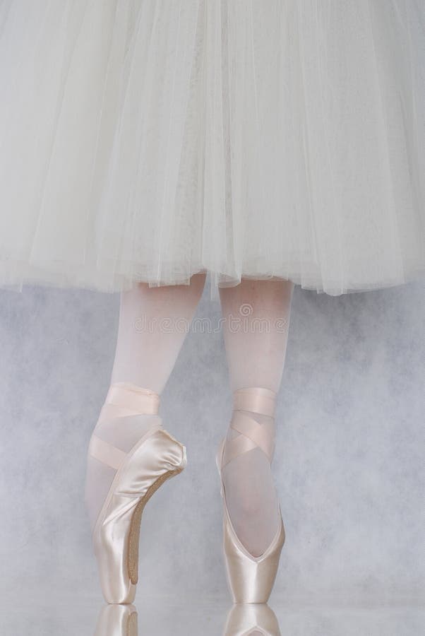 Bailarín en pointe del ballet fotografía de archivo libre de regalías