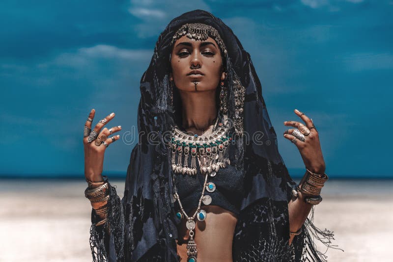 Bailarín tribal elegante joven hermoso Mujer en traje oriental al aire libre imagen de archivo