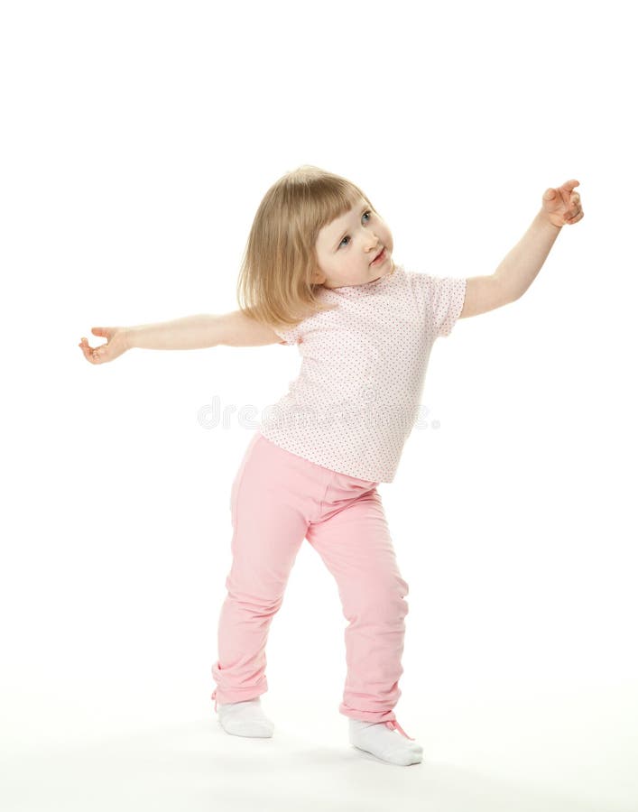 Niña Pequeña Con Camiseta Amarilla Está Bailando Caminando