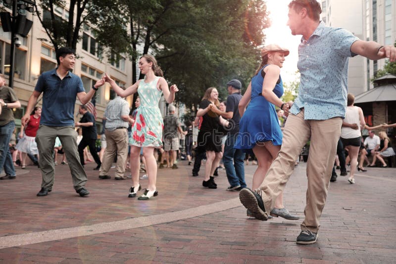 Baile al aire libre del verano en cuadrado del teatro en Cleveland céntrica, Ohio, los E.E.U.U. fotos de archivo libres de regalías Baile al aire libre del verano en cuadrado del teatro en Cleveland céntrica, Ohio, los E.E.U.U. fotos de archivo libres de regalías