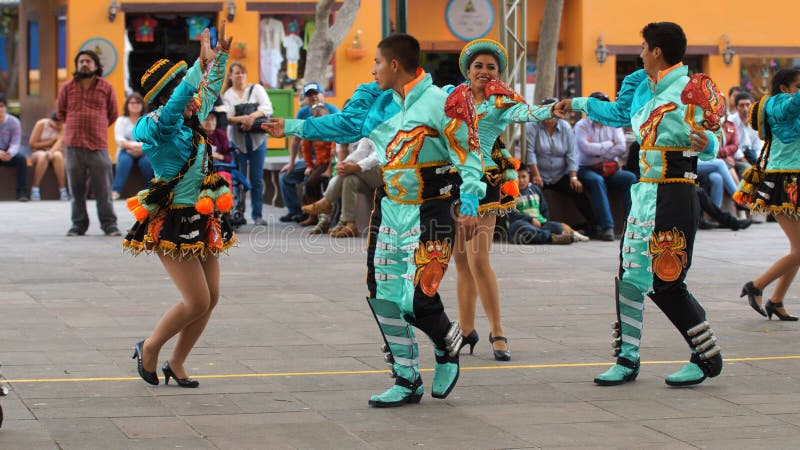 Baile Al Grupo Que Baila La Danza Tradicional Del Ecuatoriano El Amazonas En El De Centro Turistic De Ciudad Mitad Del Mundo Cerc Fotografia Editorial Imagen De America Salto 77769412