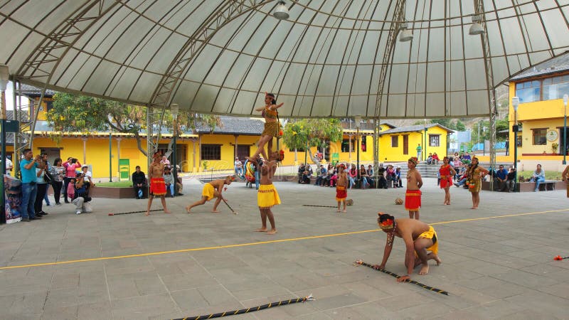 Bailarines Indigenas Del Amazonas Imagen Editorial Imagen De