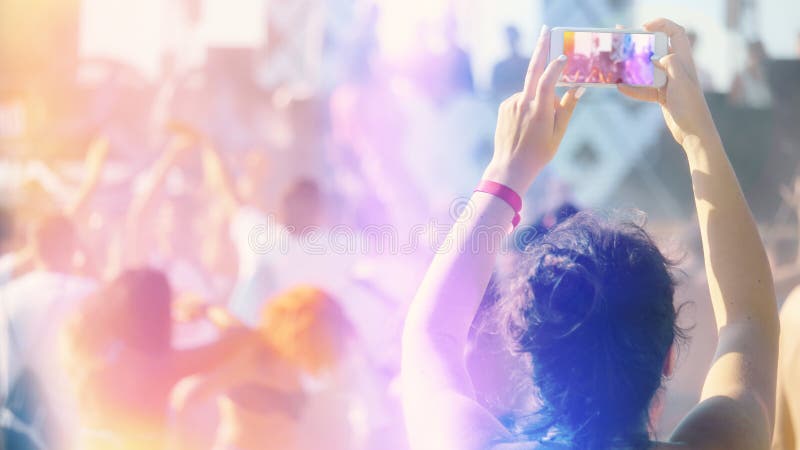 baile De-enfocado de la gente en el festival del verano o club y un vídeo de la grabación de la persona con el teléfono elegante imagenes de archivo baile De-enfocado de la gente en el festival del verano o club y un vídeo de la grabación de la persona con el teléfono elegante imagenes de archivo