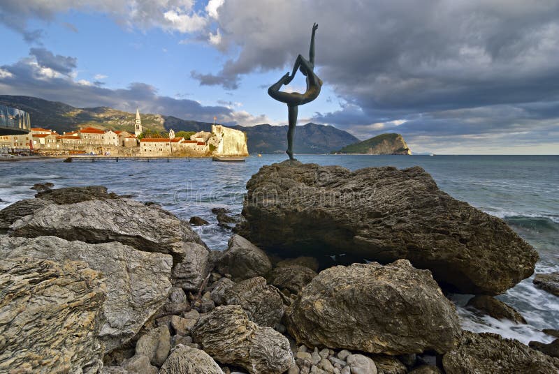 Baile de la muchacha de la escultura Contra el contexto de la ciudad vieja de Budva imágenes de archivo libres de regalías Baile de la muchacha de la escultura Contra el contexto de la ciudad vieja de Budva imágenes de archivo libres de regalías