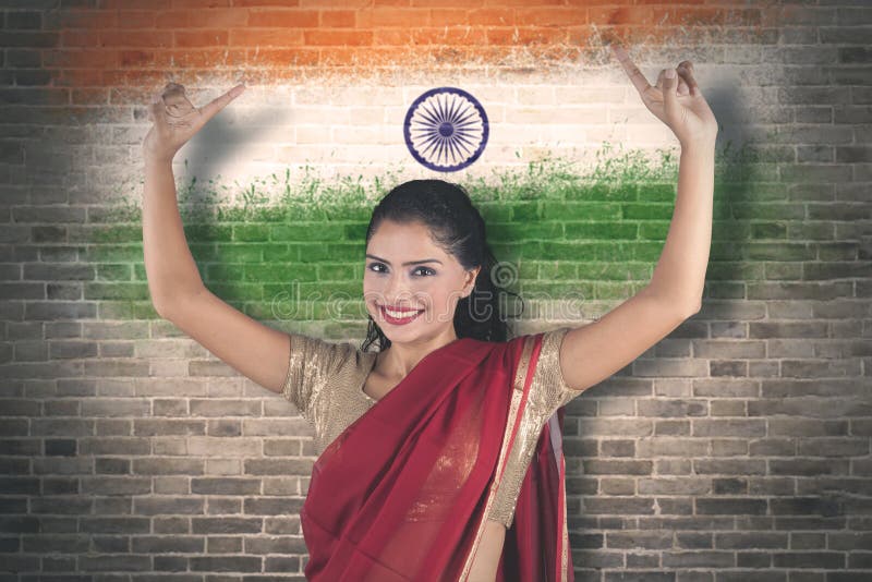 Baile de la mujer joven con el fondo de la bandera de la India fotos de archivo libres de regalías Baile de la mujer joven con el fondo de la bandera de la India fotos de archivo libres de regalías