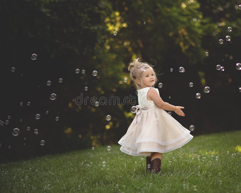 Baile de la niña en burbujas fotografía de archivo libre de regalías Baile de la niña en burbujas fotografía de archivo libre de regalías