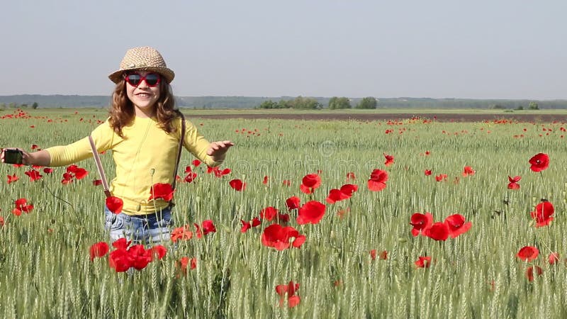 Baile de la niña en campo de trigo verde