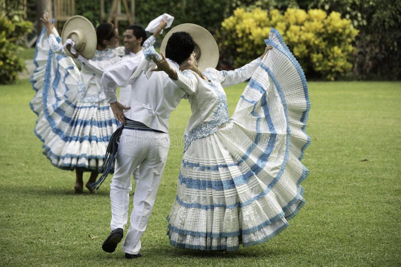 Baile De Marinera, Danza Peruana Típica Fotografía editorial Imagen