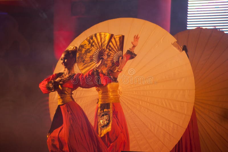 Baile Del Paraguas En Año Nuevo Chino Fotos de stock - Fotos libres de  regalías de Dreamstime