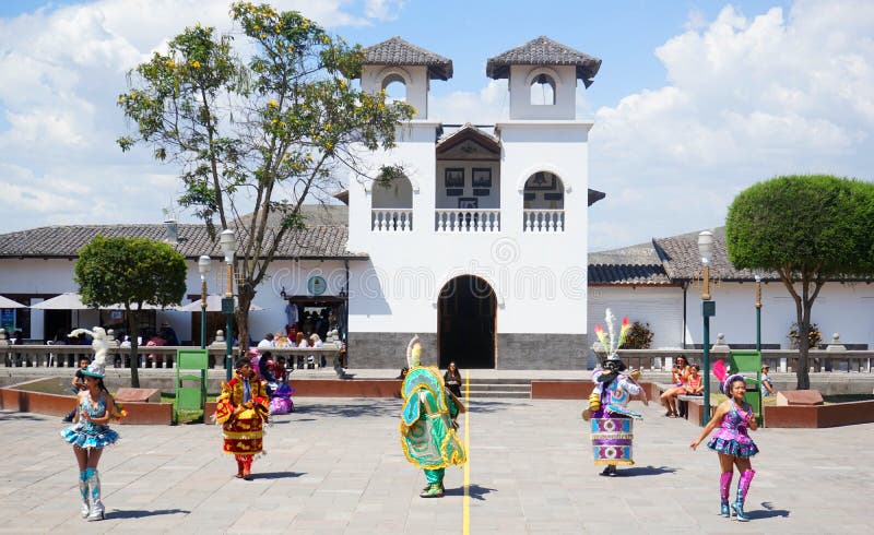 Baile en el medio del mundo/del en la mitad del mundo de Danza fotografía de archivo libre de regalías Baile en el medio del mundo/del en la mitad del mundo de Danza fotografía de archivo libre de regalías