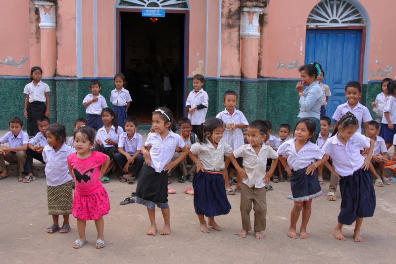 Baile En El Patio De La Escuela Fotografía editorial Imagen de mundo
