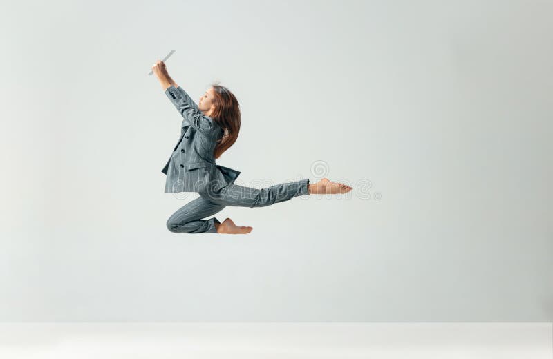 Baile feliz y sonrisa de la mujer de negocios aislados sobre blanco imagen de archivo libre de regalías Baile feliz y sonrisa de la mujer de negocios aislados sobre blanco imagen de archivo libre de regalías