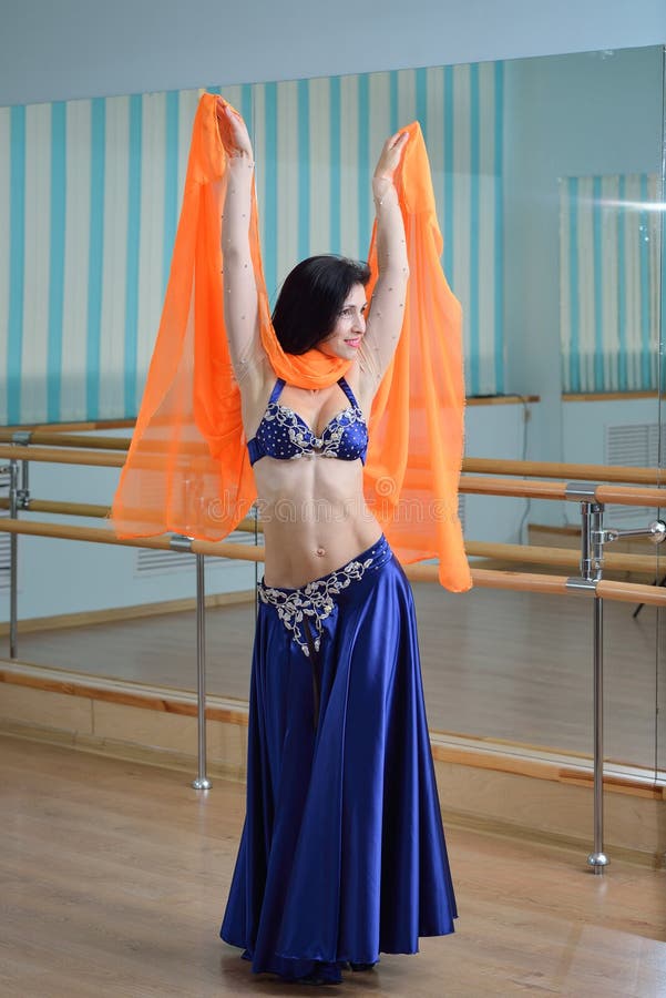 Baile Hermoso De La Mujer En Danza árabe Del Traje, De Oriental O De  Vientre Imagen de archivo - Imagen de cultura, seductor: 78288269