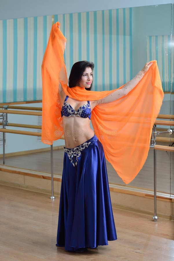 Baile Hermoso De La Mujer En Danza árabe Del Traje, De O De Imagen de Imagen de modelo, funcionamiento: 78396981