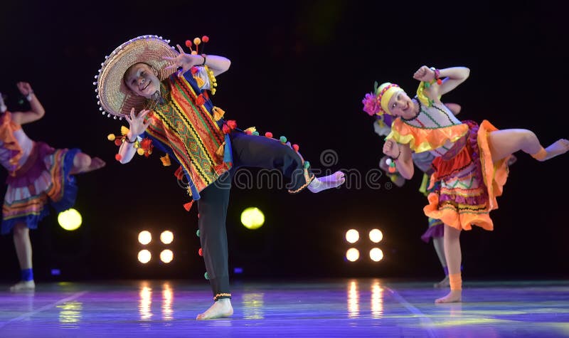 prima Santuario Cielo Baile Infantil Festival Al Aire Libre Mexicano Baile Y Disfraces Foto  editorial - Imagen de acontecimiento, familia: 214542166