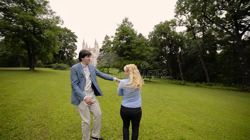 Baile precioso joven de los pares en un parque en verano El fechar romántico o lovestory