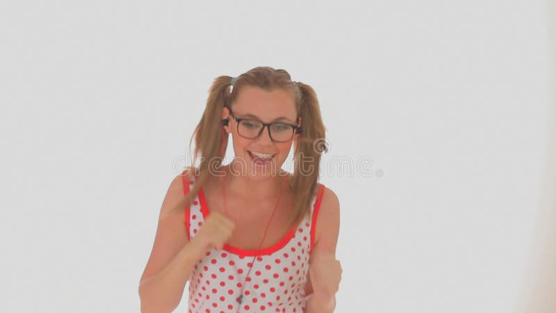 Baile rubio sonriente de la mujer y canto metrajes