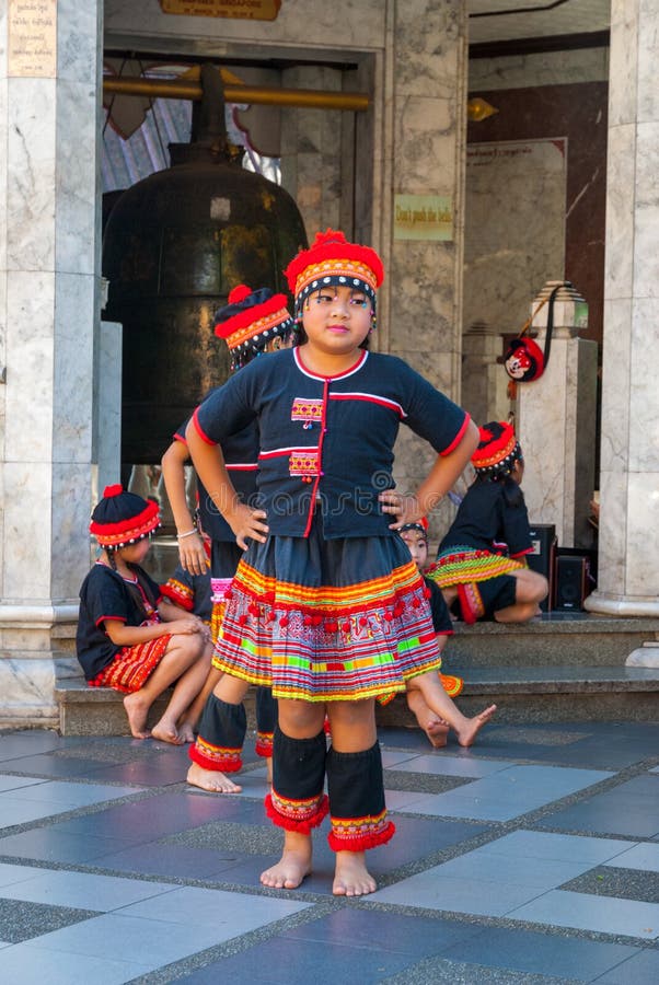 Baile tribal de las muchachas fotografía de archivo Baile tribal de las muchachas fotografía de archivo
