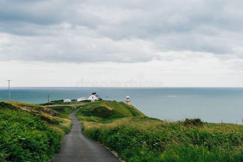 Baily fyr på en lynnig dag, Howth, Irland royaltyfria bilder Baily fyr på en lynnig dag, Howth, Irland royaltyfria bilder