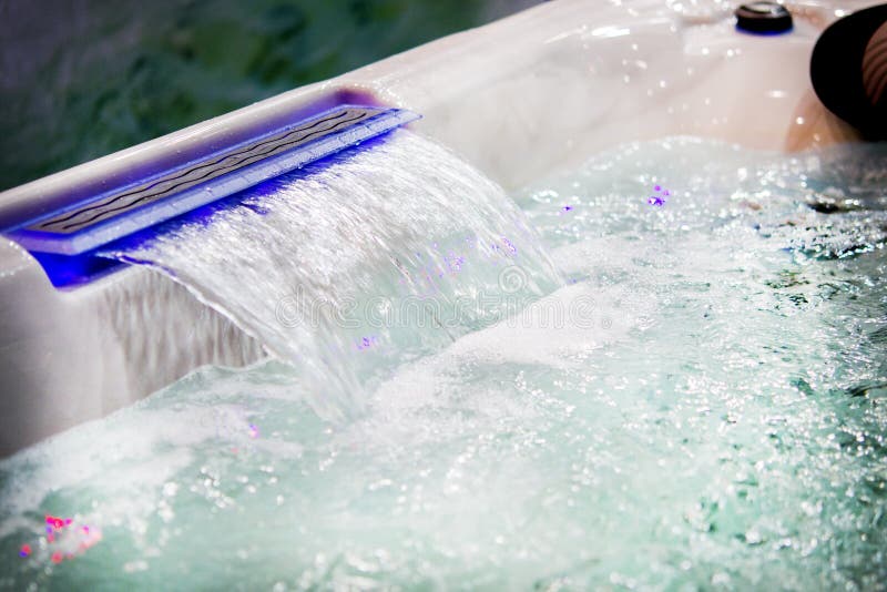 Bain De Cascade De Jacuzzi Avec De L'eau Photo stock Image du