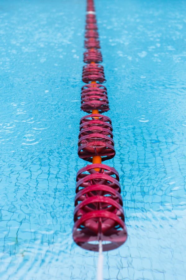 Bain de natation avec les flotteurs rouges photo stock Bain de natation avec les flotteurs rouges photo stock