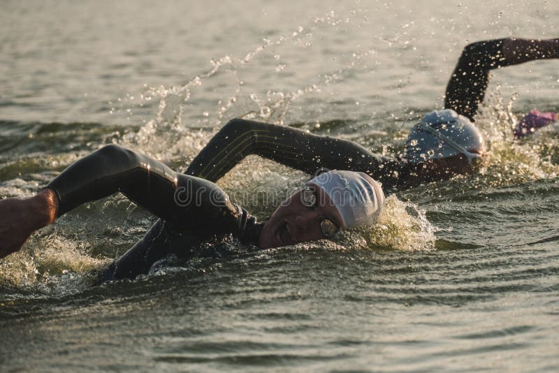 Bain de Triathletes sur le d?but de la concurrence de triathlon d'Ironman images stock Bain de Triathletes sur le d?but de la concurrence de triathlon d'Ironman images stock