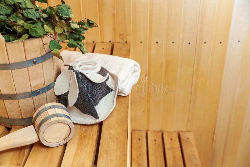 Détails Intérieurs Sauna Finlandais Hammam Avec Sauna Traditionnel  Accessoires Bassin Bouleau Balai Scoop Chapeau De Feutre Serviette. ancien  concept de spa de bain traditionnel russe. Détendez-vous le concept de bain  de village