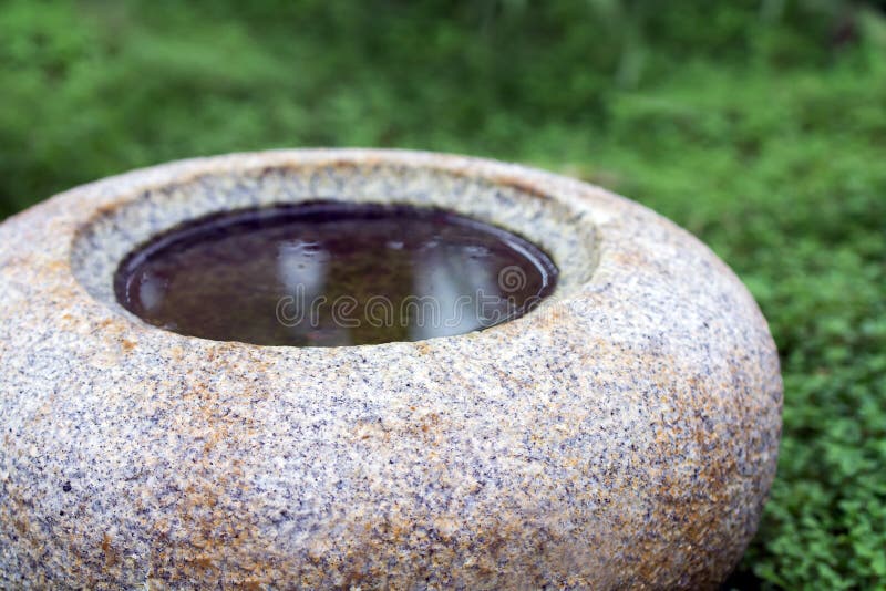 Bain rond de bassin ou d'oiseau de l'eau de granit en pierre naturel images libres de droits Bain rond de bassin ou d'oiseau de l'eau de granit en pierre naturel images libres de droits