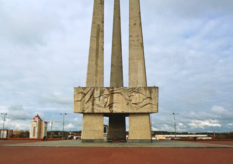 Baionette commemorative del complesso tre su Victory Square a Vitebsk fotografia stock Baionette commemorative del complesso tre su Victory Square a Vitebsk fotografia stock