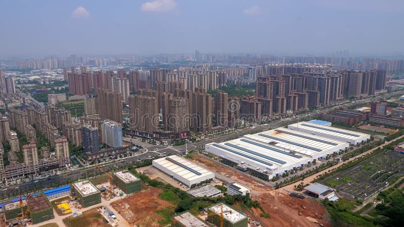 Bairros vivos e industriais da moderna cidade chinesa, vista de topo na província de changsha