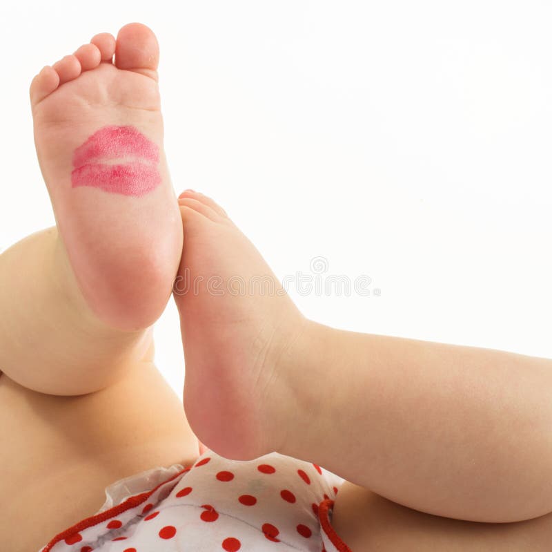 Baiser de rouge à lèvres sur nouveau-né photographie stock Baiser de rouge à lèvres sur nouveau-né photographie stock
