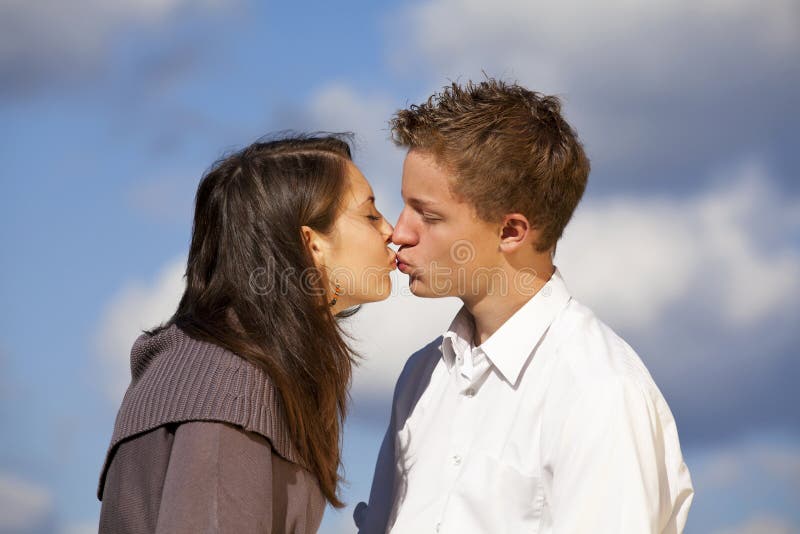 Des adolescents qui s'embrassent photographie stock libre de droits