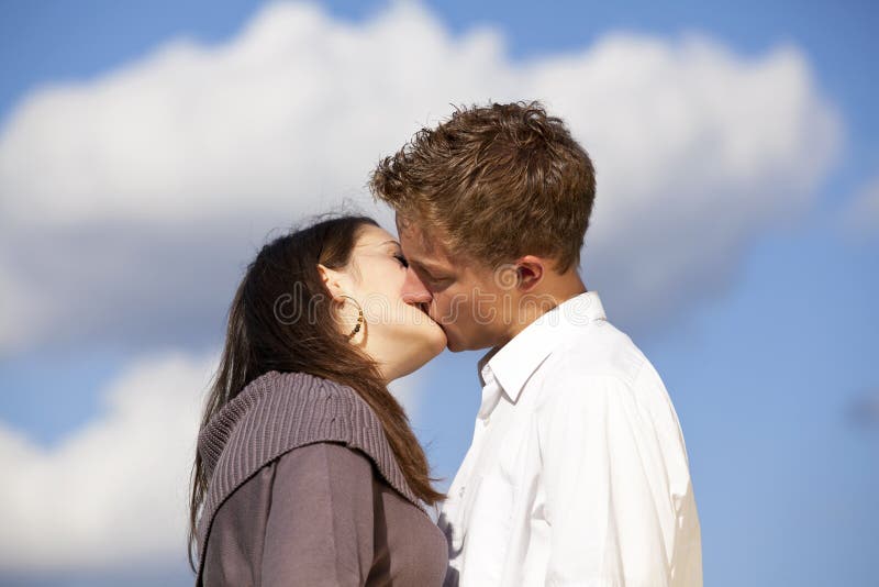 Adolescents qui s'embrassent image libre de droits