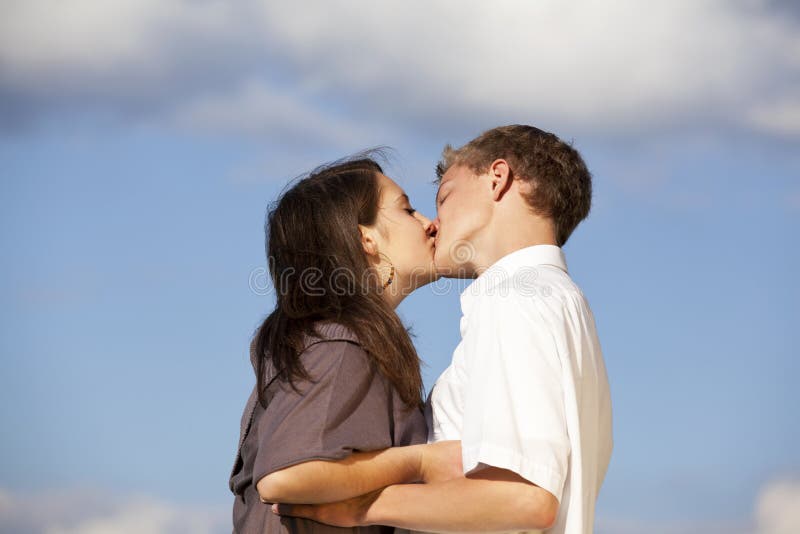 Baisers des couples d'adolescent photo libre de droits