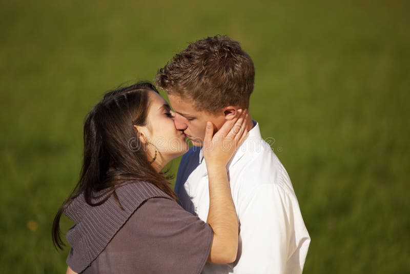 Couple d'adolescents en train de s'embrasser photos libres de droits