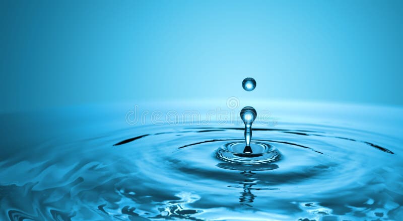 Baisse claire de l'eau avec les vagues circulaires photographie stock libre de droits Baisse claire de l'eau avec les vagues circulaires photographie stock libre de droits