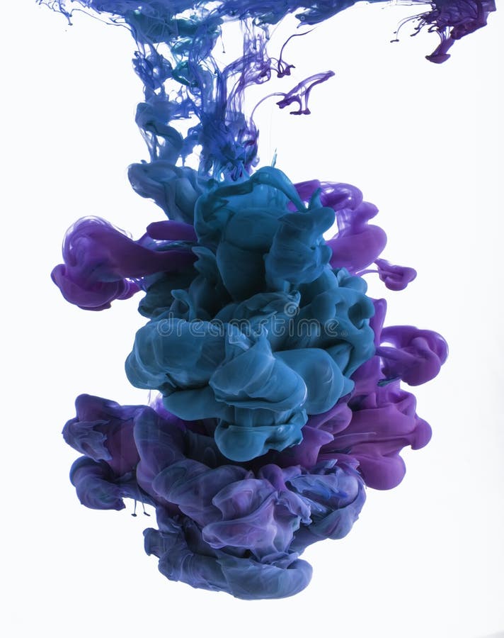 Baisse d'encre de couleur dans l'eau Violette cyan et bleue images libres de droits Baisse d'encre de couleur dans l'eau Violette cyan et bleue images libres de droits