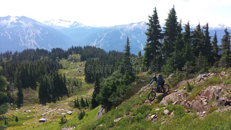 Baisse de Heli faisant du vélo sur la montagne d'arc-en-ciel image stock Baisse de Heli faisant du vélo sur la montagne d'arc-en-ciel image stock