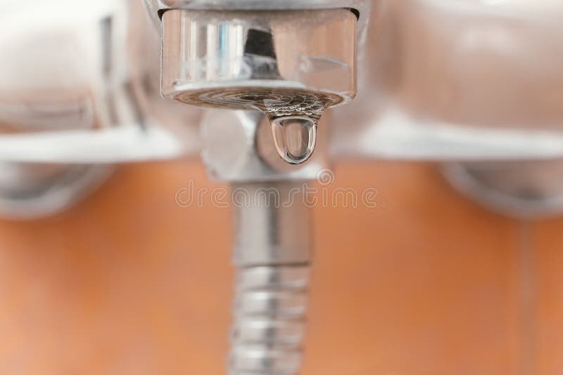 Baisse de l'égoutture de l'eau du robinet dans la salle de bains images stock Baisse de l'égoutture de l'eau du robinet dans la salle de bains images stock