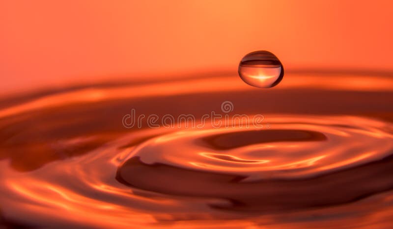 Baisse simple en baisse brûlée de l'eau d'orange photos libres de droits Baisse simple en baisse brûlée de l'eau d'orange photos libres de droits