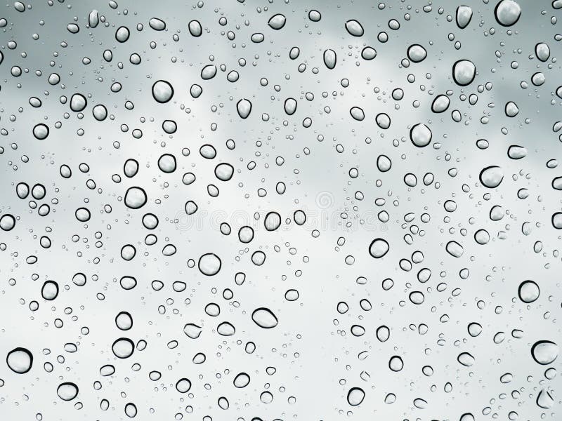 Baisses de l'eau de foyer sélectif sur le pare-brise après pluie photos stock Baisses de l'eau de foyer sélectif sur le pare-brise après pluie photos stock