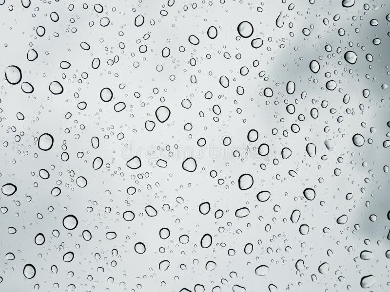 Baisses de l'eau de foyer sélectif sur le pare-brise après pluie photographie stock Baisses de l'eau de foyer sélectif sur le pare-brise après pluie photographie stock